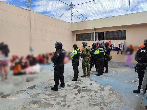 Las personas privadas de la libertado fueron ubicadas en el patio hasta que se desarrollen las revisiones