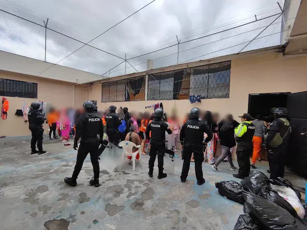 Las detenidas se sometieron también al cacheo respectivo