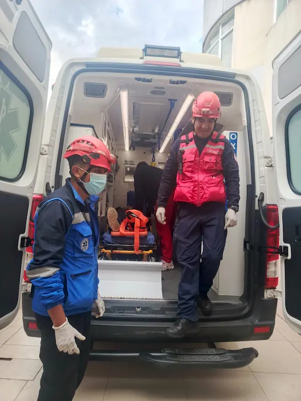 Una vez asegurada la trasladaron hasta el Hospital Provincial General Docente de la ciudad de Riobamba, a fin de que sea valorada de manera exhaustiva por los galenos de turno