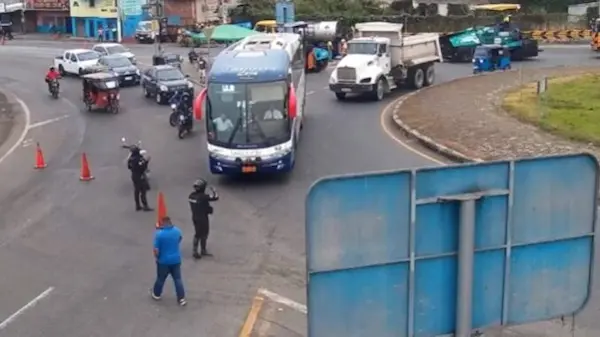 Presunto coche bomba explota en puente Churute, en Guayas