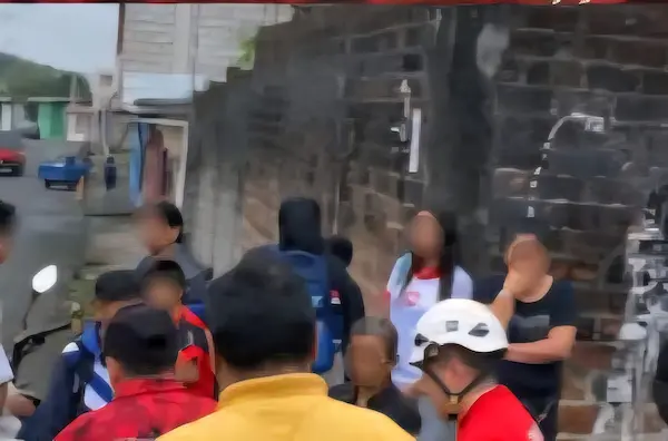 La curiosidad concitó a varios ciudadanos a enterarse de lo que acontecía