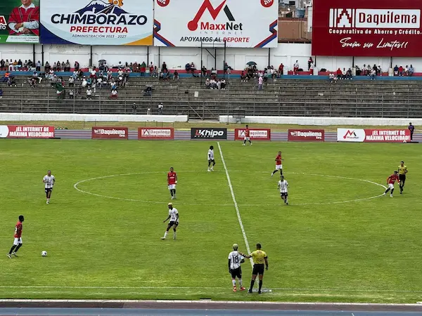 El desenlace del encuentro, como en Riobamba, se trabajó en el medio de la cancha
