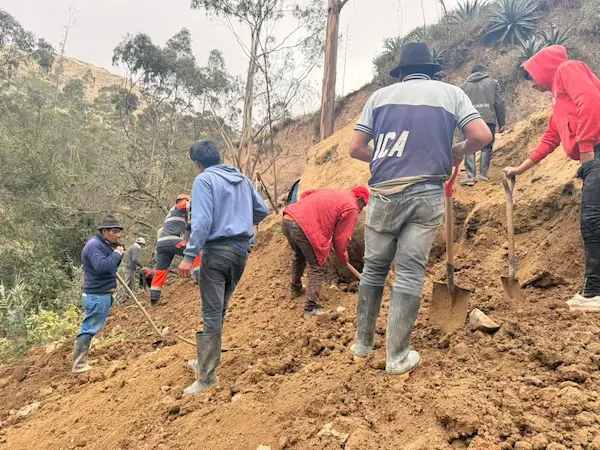 Rescatistas, familiares y comuneros siguen en las tareas de búsqueda del menor desaparecido