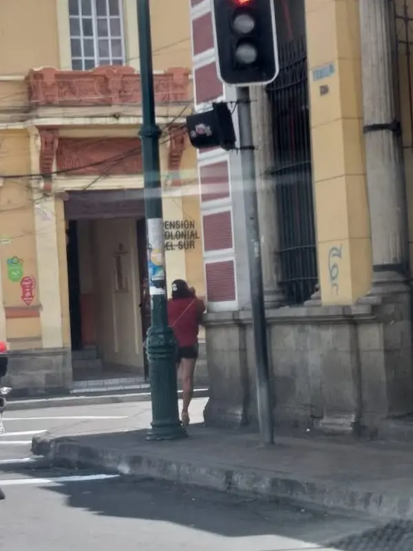 Pese a los controles de las autoridades, las trabajadoras sexuales se dan modo para seguir en La Estación