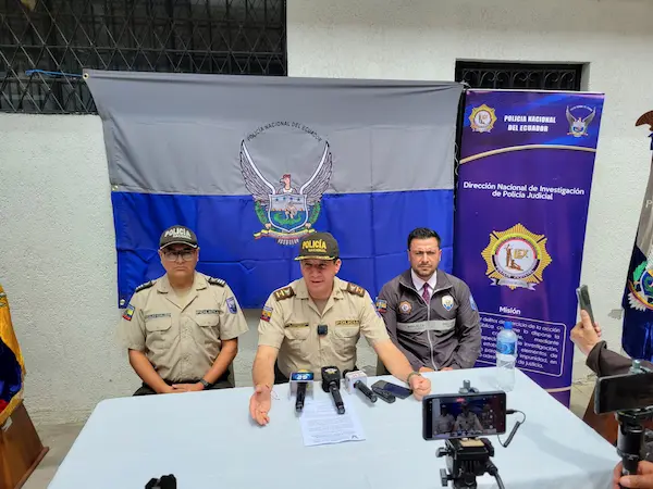 Coronel de Estado Mayor de Policía Julio Camacho Pilpe, comandante de la Subzona Chimborazo N°6 (c); capitán Guido López, jefe de la Policía Judicial (d); y, el capitán Marco Antonio Salazar Yépez, servidor policial directivo (i)