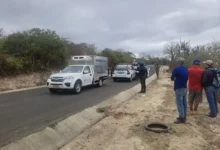 Hallan 2 hombres sin vida junto a la vía