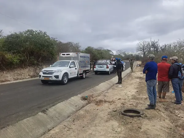 Hallan 2 hombres sin vida junto a la vía