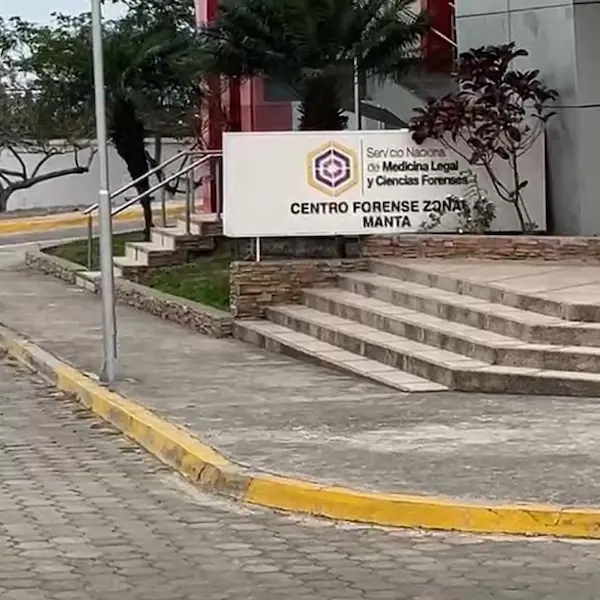 Los cuerpos inertes fueron trasladados al Centro Forense de Manta, donde se les practicó la autopsia que determina la ley