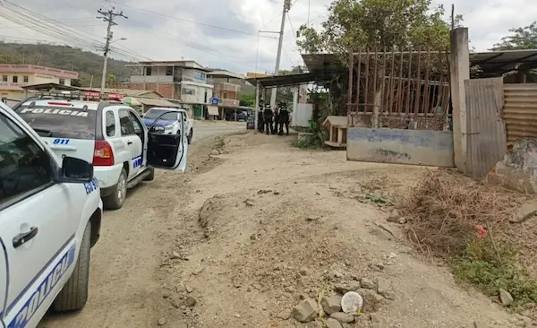 Mujer herida en un atentado contra familiar