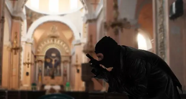 Delincuentes roban en iglesia y golpean a sacerdotes
