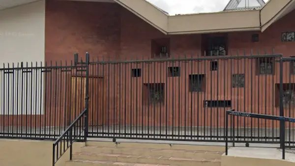 Los delincuentes profanaron un espacio sagrado y, no conformes con aquello, agredieron a los religiosos que estaban en sus instalaciones católicas.