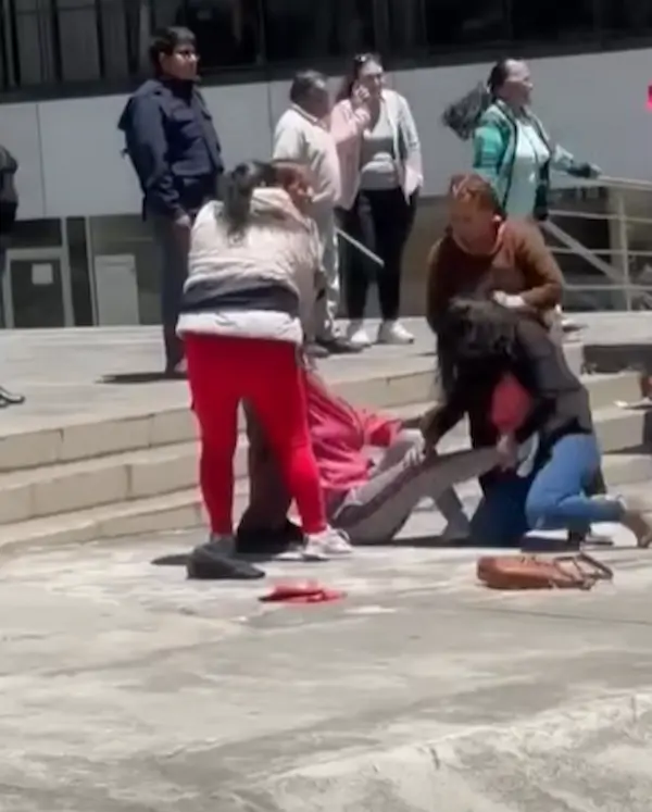 Pareja protagoniza pelea tras audiencia de divorcio