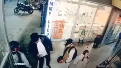 Video | Mujer fue golpeada con un casco al ingresar a una licorería