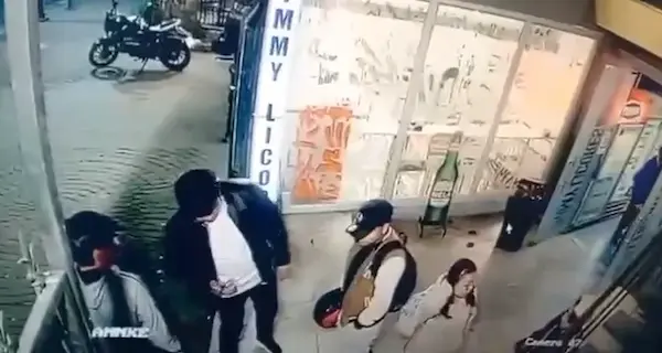 Video | Mujer fue golpeada con un casco al ingresar a una licorería