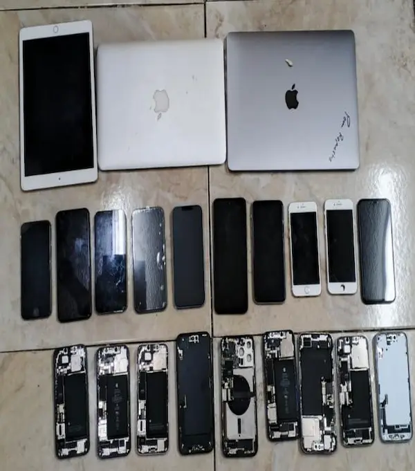 Policía decomisó 75 celulares de 5 locales de Riobamba