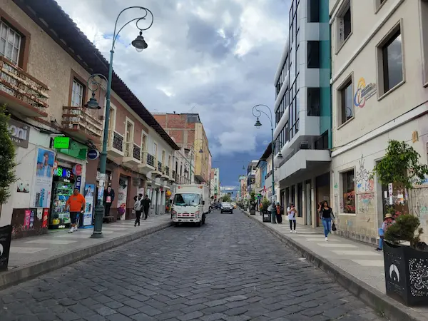 En la intersección de las calles 10 de Agosto y Vicente Rocafuerte se apostan varios locales que comercializan celulares, laptops y otros artículos electrónicos