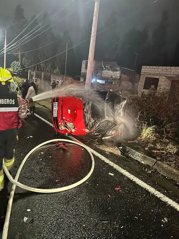 Efectivos del Cuerpo de Bomberos de Guano apagaron al vehículo incendiado