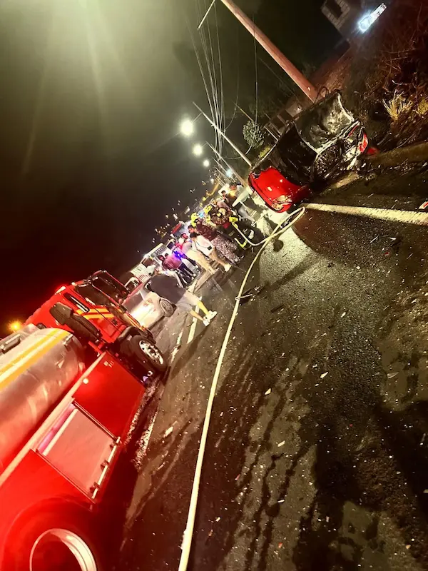 Decenas de curiosos se mezclaron con los efectivos de socorro y familiares