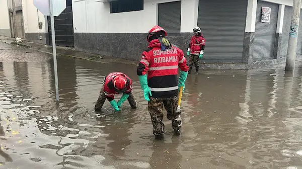 Los Héroes de Rojo debieron emplearse a fondo para ayudar a la ciudadanía