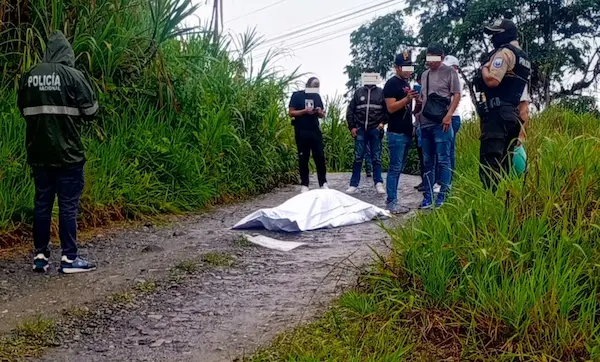 Hombre sin vida y maniatado