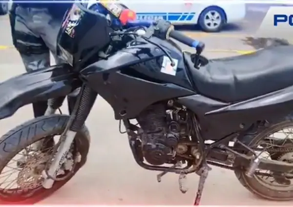 Adulto y niño con moto robada