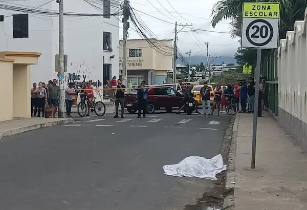 Se desplomó frente a una iglesia