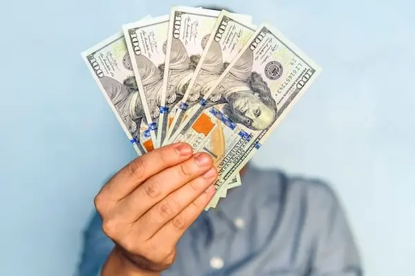 USD 500 era la cuota que debía pagar por "seguridad"