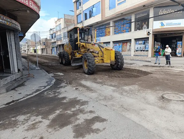 Municipio de Riobamba realizan trabajos de asfaltado en la calle García Moreno