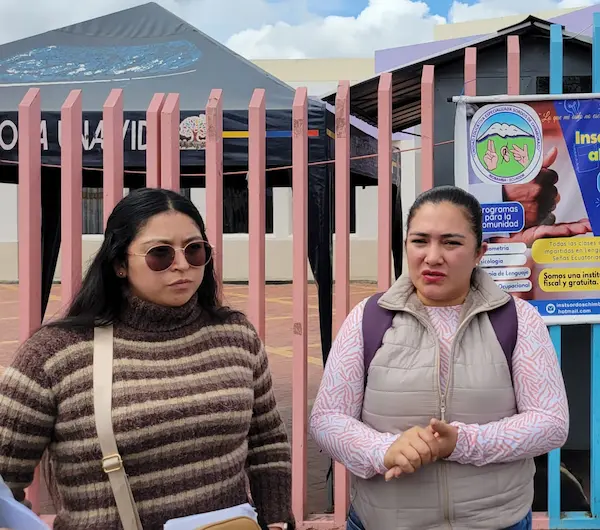 Dos de las madres y padres de familia que acudieron al Distrito Riobamba Chambo y denunciaron casos en contra de sus hijos