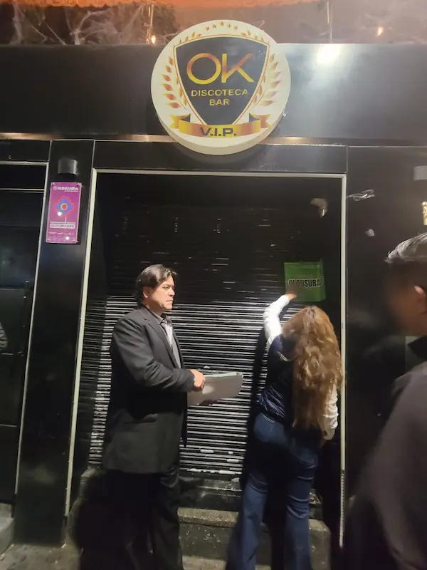 La comisaria Jeanneth Maza y el intendente Marcelo Mancheno procedieron a la clausura del local.
