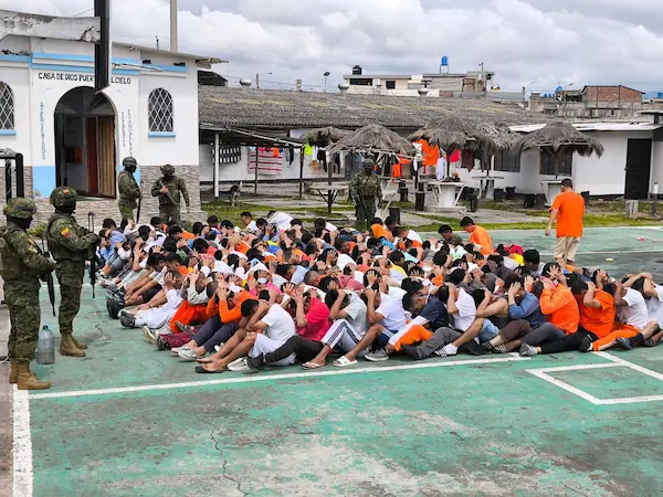 Mientras se realizaban las inspecciones los PPL's fueron ubicados en el patio