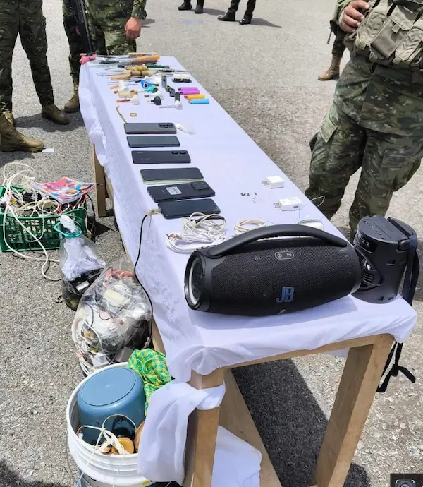 Parte de los objetos decomisados durante la tarea