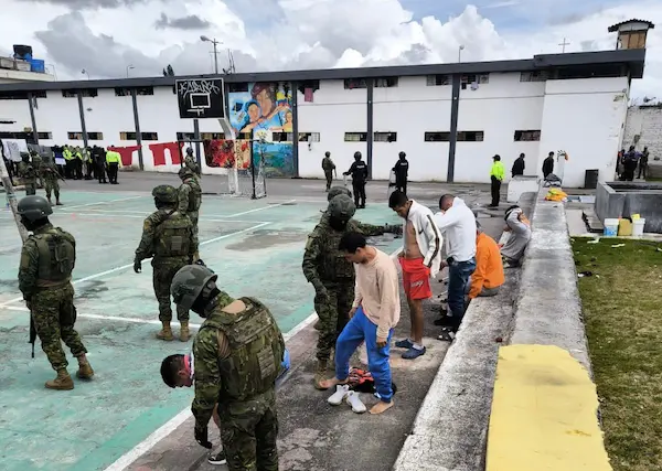 Así como se revisó las instalaciones, también se hizo cacheos a los detenidos