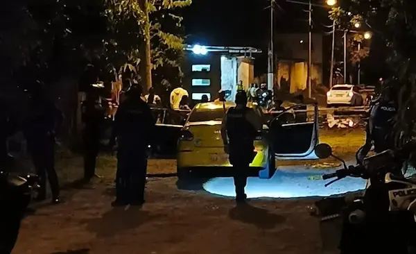 Disparan a una pareja en su propio taxi