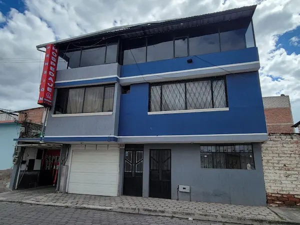 Hospedaje Rapidín, ubicado en la calle Alausí, entre las Vs. Edelberto Bonilla Oleas y 21 de Abril