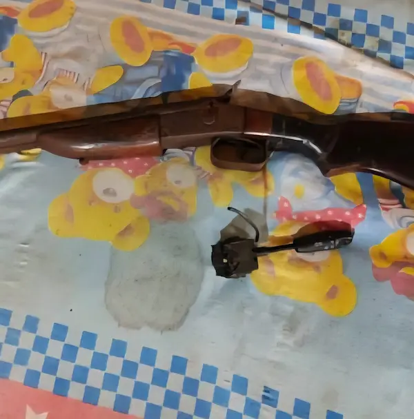 Arma tipo escopeta encontrada en el inmueble