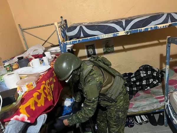 Ejército decomisó armas y celulares en Riobamba y Guaranda