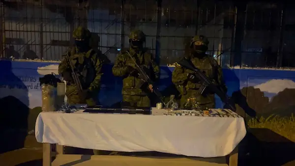 Pese a las continuas operaciones militares, los privados de la libertad se dan modos para obtener objetos que están prohibidos al interior de los recintos en los que se encuentran, y esto constituye en un serio problema.