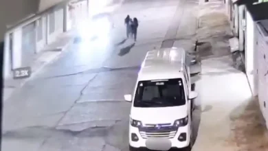 2 mujeres robaron USD 5000 a jóvenes con un beso