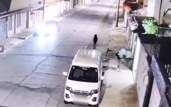 Se acercan a un vehículo con las luces encendidas