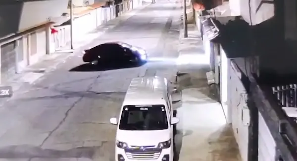 A las 03:07 del jueves 16 de octubre se retiraron como si nada en el vehículo que les esperaba afuera