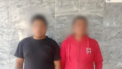 Jordán P., de 20 años, y Mario P., de 43 años, tras salir de la audiencia de flagrancia en la Fiscalía General del Estado