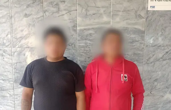 Jordán P., de 20 años, y Mario P., de 43 años, tras salir de la audiencia de flagrancia en la Fiscalía General del Estado