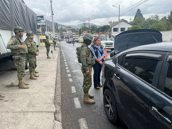 La comisaria nacional Jeanneth Maza y personal de Fuerzas Armadas participaron de los controles de armas y municiones