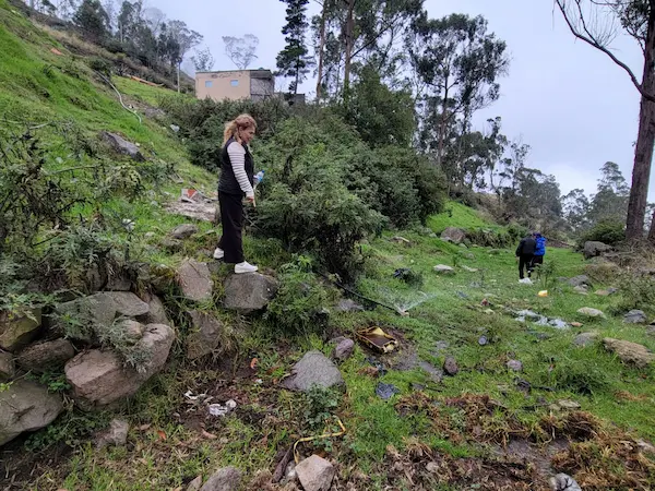 Elizabeth Abad de Yerovi, ciudadana tixaneña, me indica la delimitación de la vía.