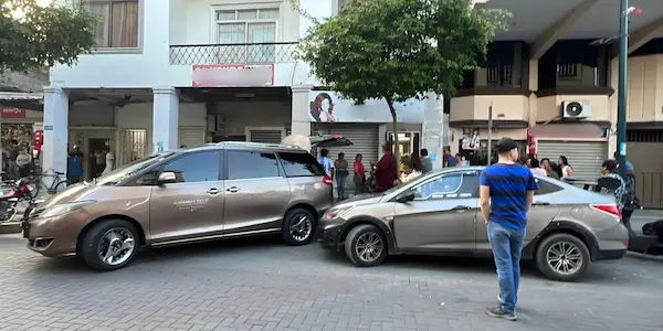 La curiosidad hizo que varias personas se den cita a ver qué pasaba