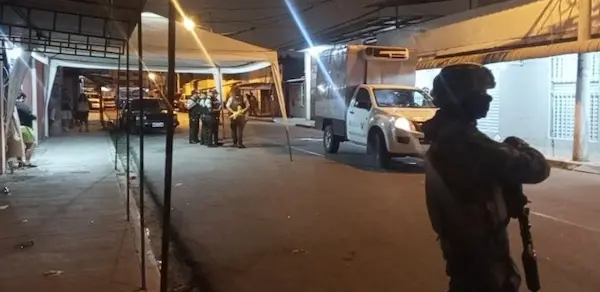 Conocido el hecho, personal de Policía Nacional y Fuerzas Armadas acordonó la escena macabra.