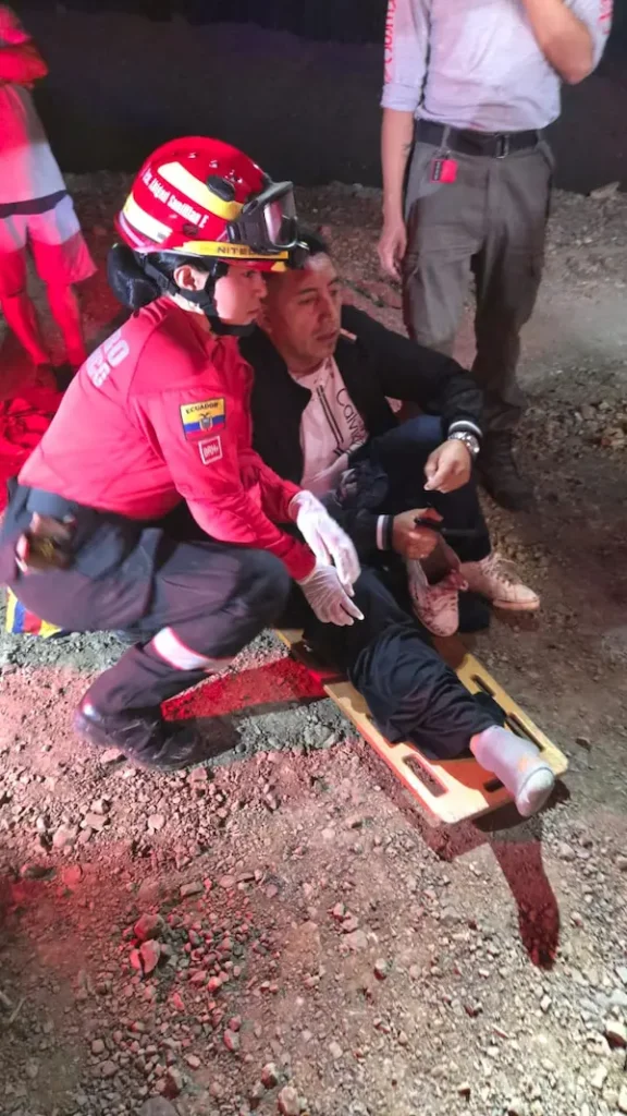 Bomberos Pallatanga auxilio a las víctimas del insuceso.