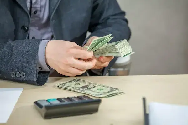 ¿Cuánto debo aportar en el IESS si estoy en el extranjero?