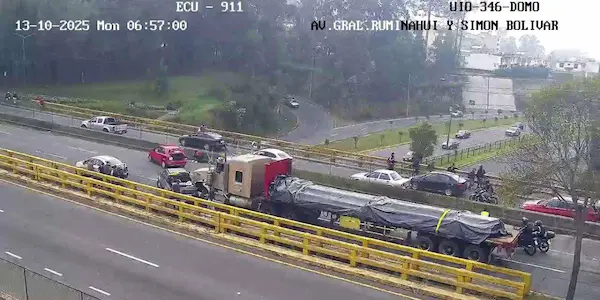Choque múltiple entre un traíler y 3 autos en la Av. Simón Bolívar